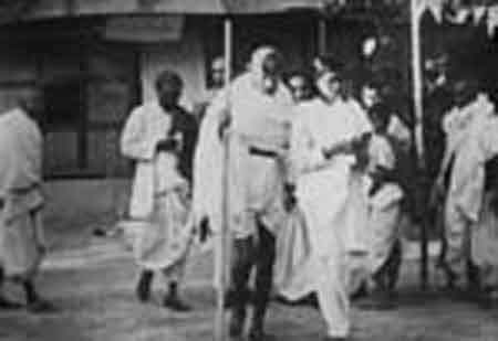 Gandhiji with sadhanendra Mitra at Mashimpur on 7th january, 1946.jpg